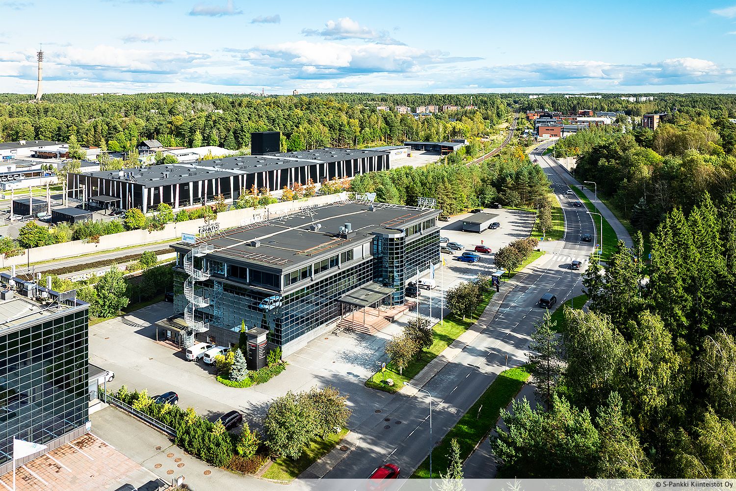 Vuokrataan aiemmin neuvotteluhuoneena toiminut toimitila Turun High Tech Centeristä. Tilan välittömässä yhteydessä on yhteiskäyttöinen keittiö sekä wc-tilat. Tila soveltuu myös toimistokäyttöön, mutta tilassa ei ulkoikkunoita. 