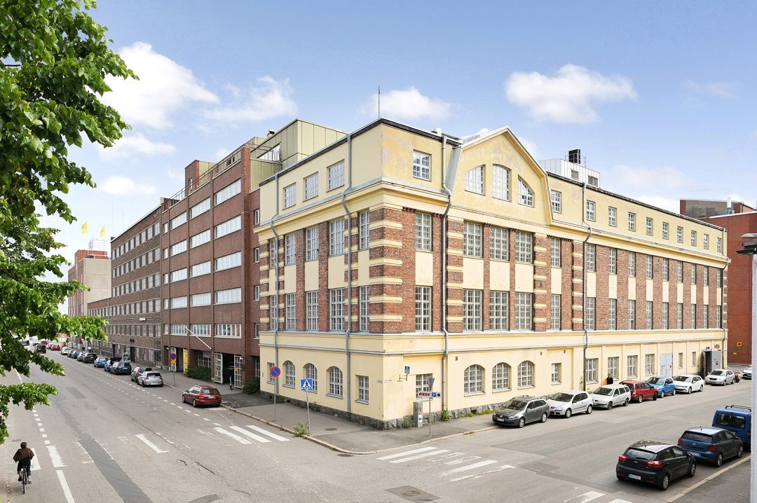 Korkeaa 2. kerroksen toimisto/studiotilaa kiinteistön vanhassa osassa, tilassa on  parvi 93m2.