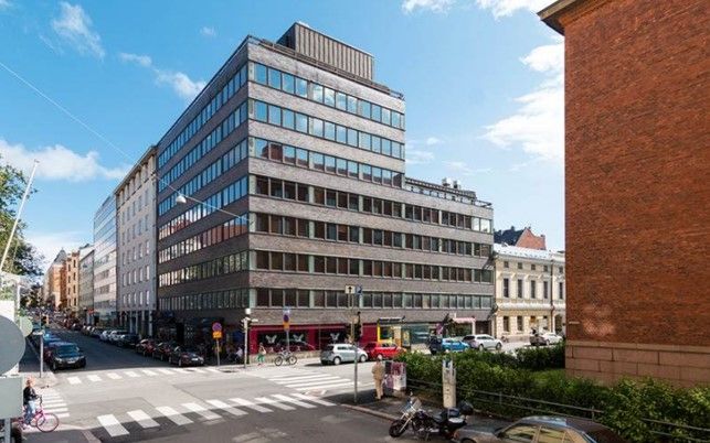 Avarin kaupunkinäkymin varustettu 6. kerroksen jäähdytetty huonetoimisto, jossa erikokoisia työhuoneita, omat wc:t, pien...