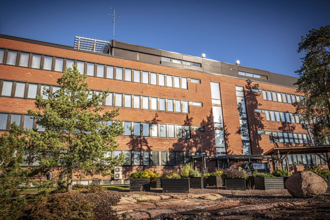D-talon 1. kerroksen uudenveroinen, remontoitu ja valmiiksi kalustettu toimistohuoneisto, jossa avotila, 1 huone, avokei...