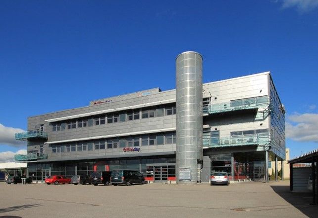 Vuokrattavana siisti ja tilava kolmannen kerroksen huonetoimistotila. Tila on jaettavissa kahteen osaan.