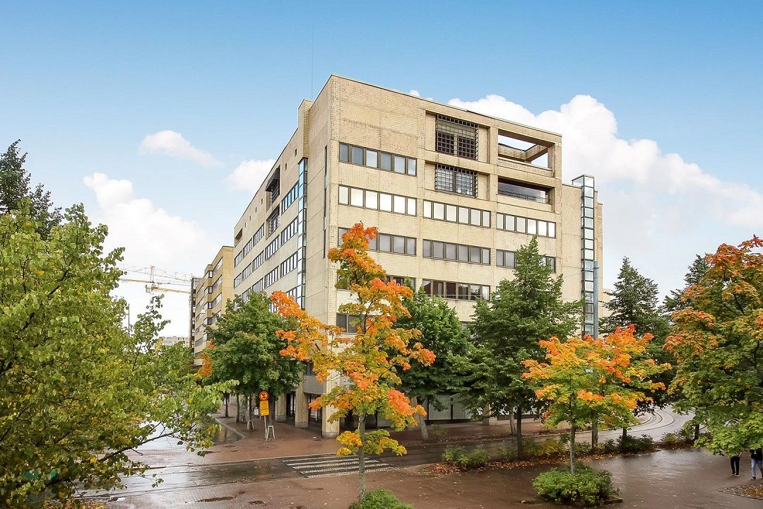 Valoisa ja hyväkuntoinen 5. kerroksen läpitalon huoneisto jossa useita toimisto- ja neuvotteluhuoneita. Tila on jo ositt...