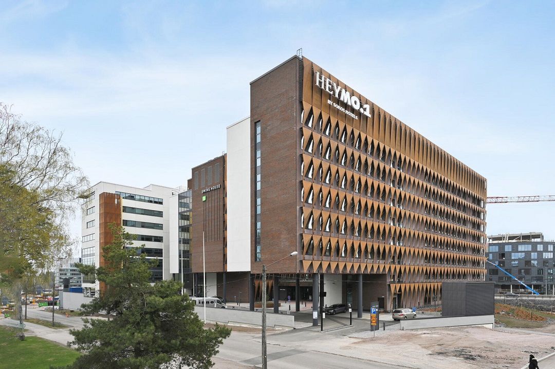 Tästä monitilatyöympäristöstä avautuu ikkunat kolmeen suuntaan. Koko kerros on n. 902 m2, ikkunat neljään suuntaan....