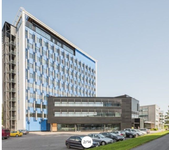 2. kerroksen valoisa toimistohuoneisto, joka on myös jaettavissa kahdeksi erilliseksi tilaksi.