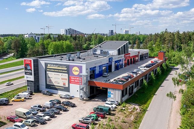 Katutason liiketila, jossa avaraa työtilaa, erillinen toimistohuone sekä taukotilat. Sisäänkäynti myös nosto-ovien kautta.