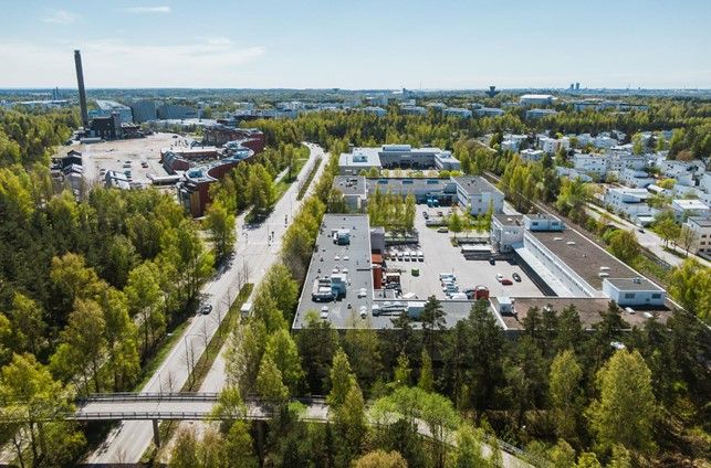 Vuokrattavana 2. kerroksen noin 1400m2 (laajennettavissa n. 2000m2 asti) varastotilaa tavarahissillä Kurkimäestä. Tila o...