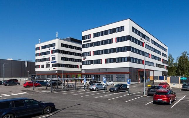 Vuokrattavana 4. kerroksen avara ja valoisa 653,9 m² toimistohuoneisto kerroksen itäpäädystä.