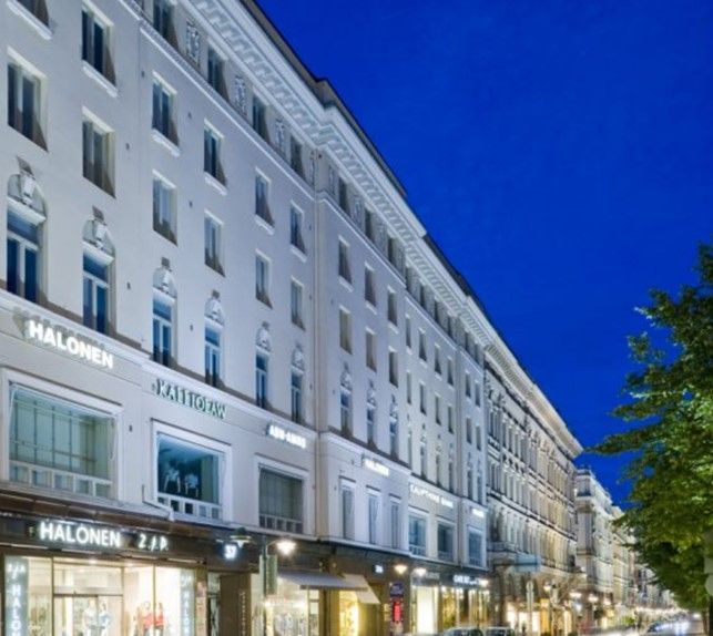 Tämä peruskorjattava 4. kerroksen huoneisto (168m2 tai 220m2) sijaitsee sisäpihan puolella uuden kahvila- ja ravintolake...