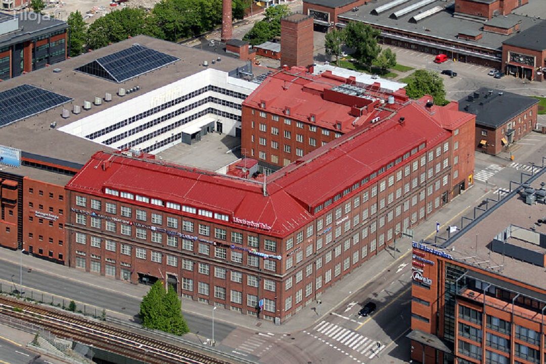 Selkeäpohjainen 2. kerroksen korkea tila, johon tulee tavarahissi. Isot ikkunat Teurastamon suuntaan. Tila remontoidaan ...