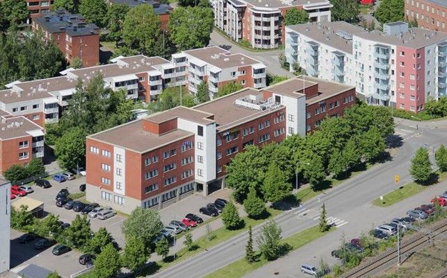 Vuokrattavana valoisa toisen kerroksen toimistotila.