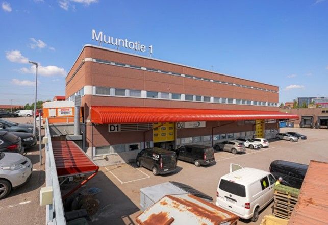 Sisään ajettavaa, noin 4,5 m korkeaa tuotantotilaa. Nosto-oven leveys 257cm, korkeus matalimmasta kohtaa 245cm, ei lasta...