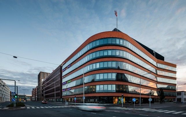 Valoisa ja neliöitään isomman oloinen uudehko toimistotila, jossa on muutama huone, neuvottelutila ja integroitu keittiö...