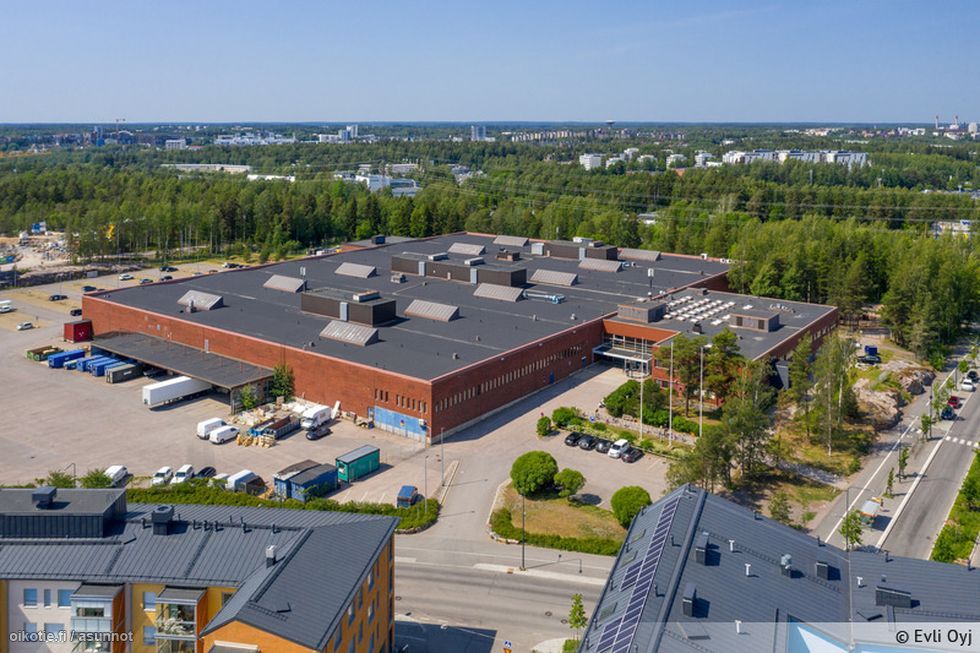 Vuokrataan n. 5m korkea 1. kerroksen varastotila Helsingin Kuninkaantammessa.