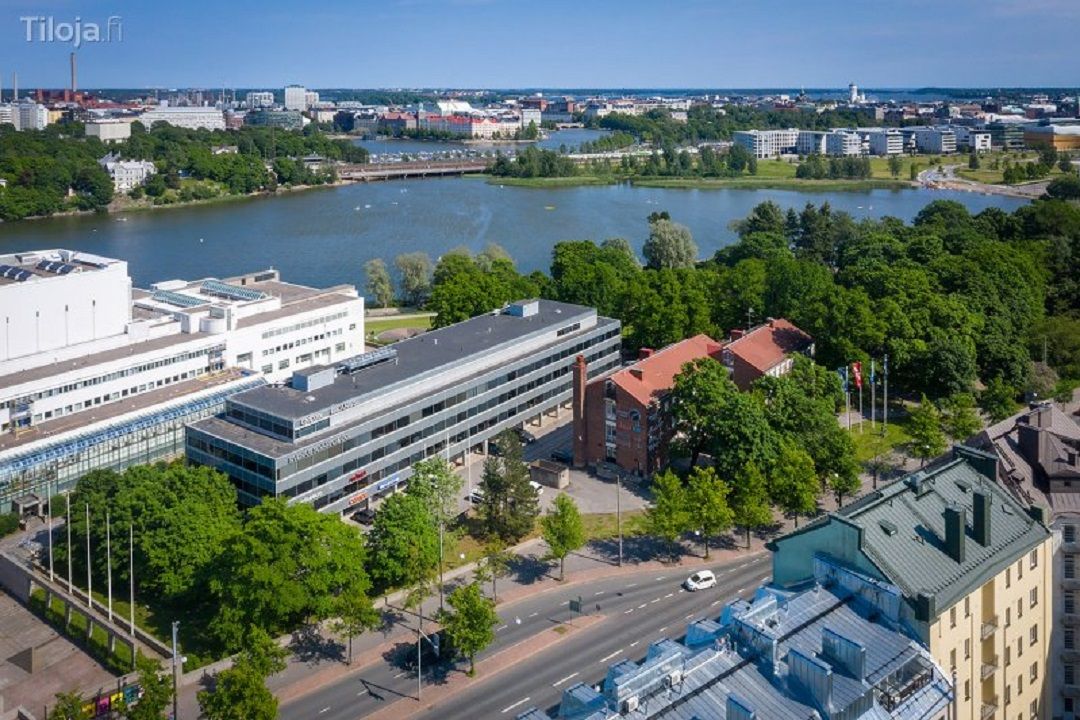 Tyylikkäästi remontoitu toimistohuoneisto punatiilitalossa.