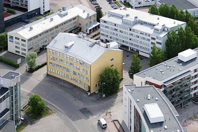 Vuokrattavissa toimistoksi ja kevyeen varastointiin sopiva tila. Tilassa on valoisaa avotilaa ja muutamia työhuoneita.