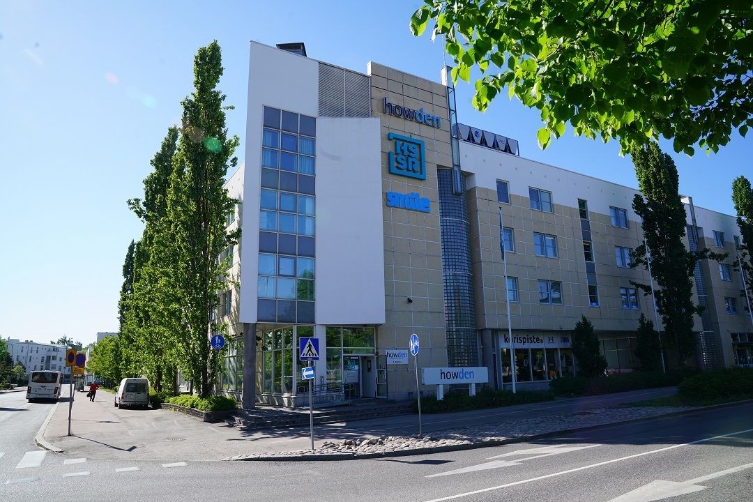 Suuri toimistotila, joka on vuokrattavissa edullisesti toistaiseksi voimassaolevalla vuokrasopimuksella.