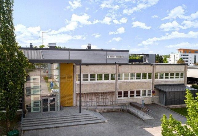Vuokrattavana kolmannen kerroksen sosiaalitilat (sauna- ja suihkutilat, sekä pukuhuone ja wc) toisen kerroksen toimistotilojen vuokrauksen yhteydessä.