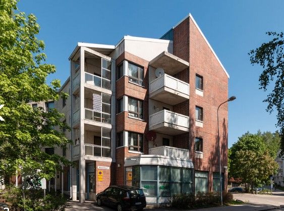 Vuokrattavana siisti liiketila hyvien kulkuyhteyksien ääreltä Leppävaarasta. Tilassa on suuret ikkunat ja oma sisäänkäynti. Ei vuokrata ravintola- tai kahvilakäyttöön.