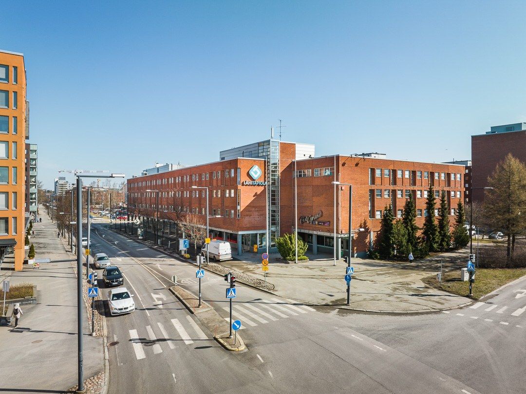 2. kerroksen suuri toimistohuoneisto, joka on jaettavissa, mutta tarvittaessa myös yhdistettävissä 3. kerroksen 1065m2 t...