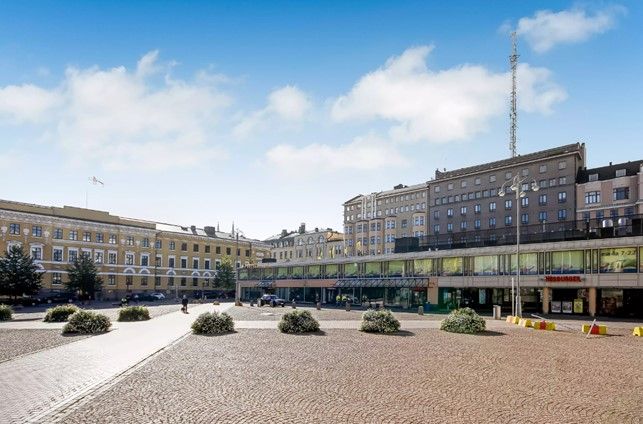 Kahdesta tilasta koostuva liiketilakokonaisuus, joka avautuu Kasarmitorille. Jaettavissa pienempään kulmatilaan noin 210...