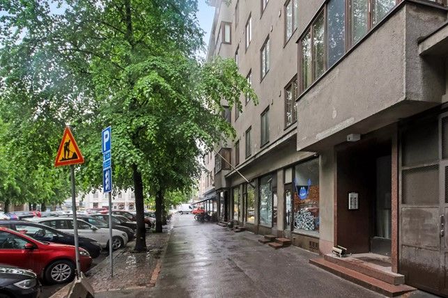 Asunto Oy Linnankoskenkatu 4:n kivijalassa liiketila (B46), jossa isot ikkunat vehreälle kadulle. Kokonaisneliöt 131,5 j...