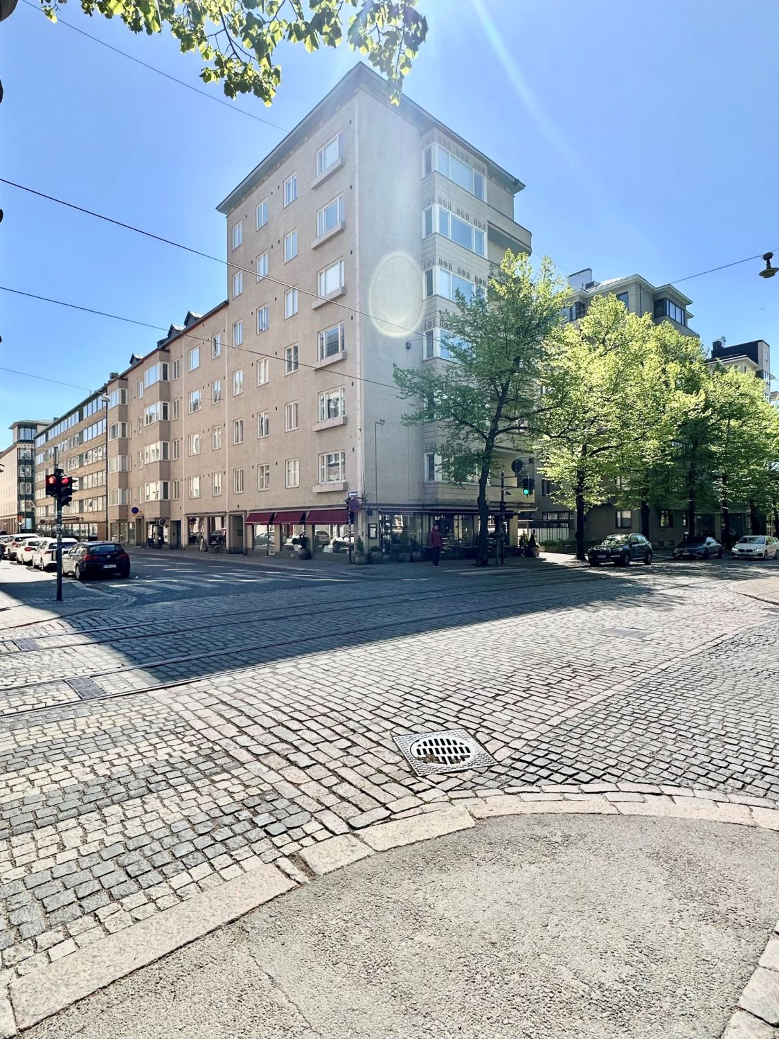 Liiketila, jossa isot ikkunat Albertinkadulle. Katutasossa noin 50 m2 liiketila, johon kuuluu kellaritila n. 64,5 m2. Er...