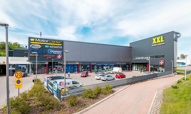 Autopesutilaksi / muuhunkin käyttöön soveltuva liiketila rakennuksen pohjakerroksessa.