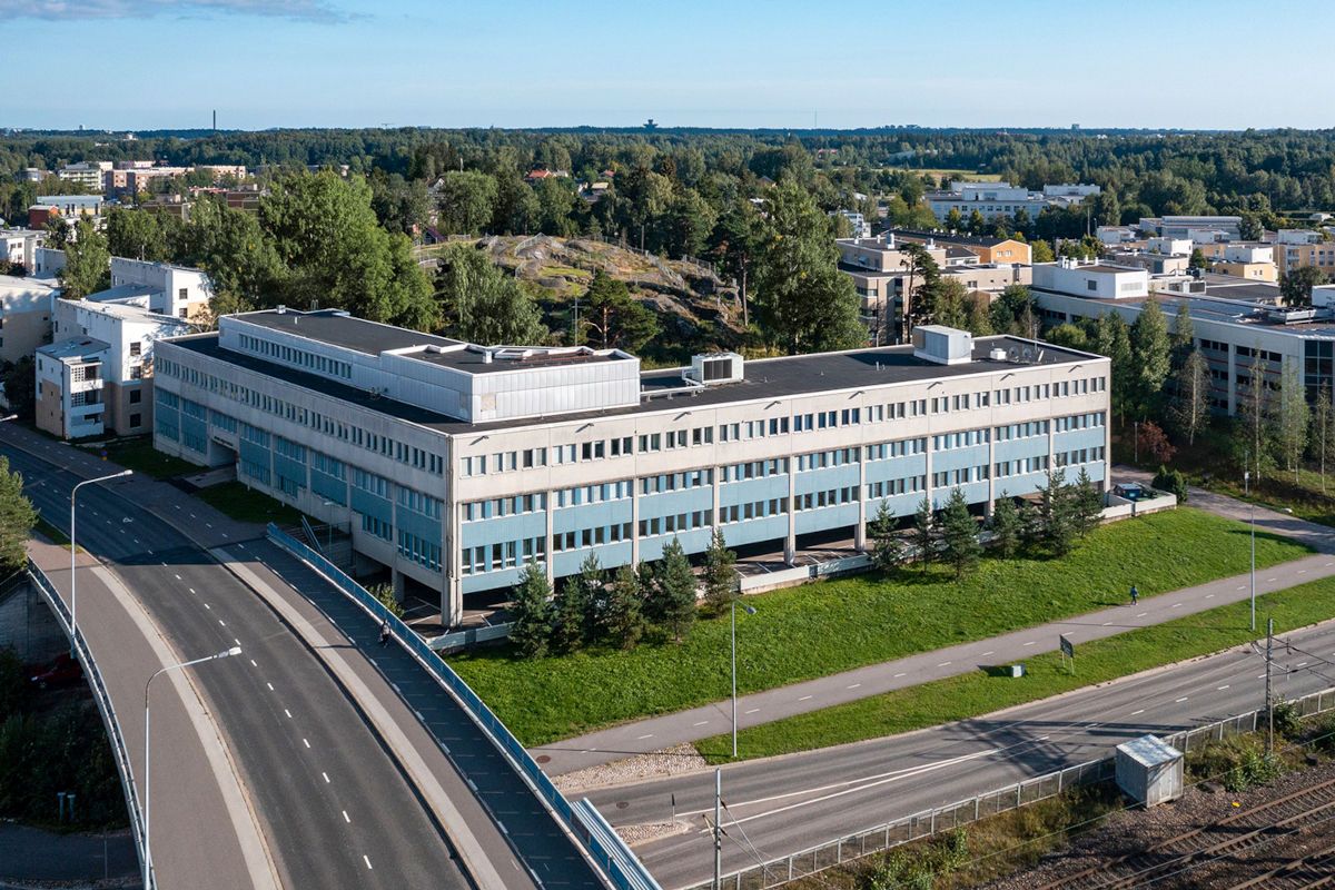 Kohteessa on eri kokoisia vuokrattavia tiloja, neuvottelutiloja sekä saunatilat ja takkahuone.