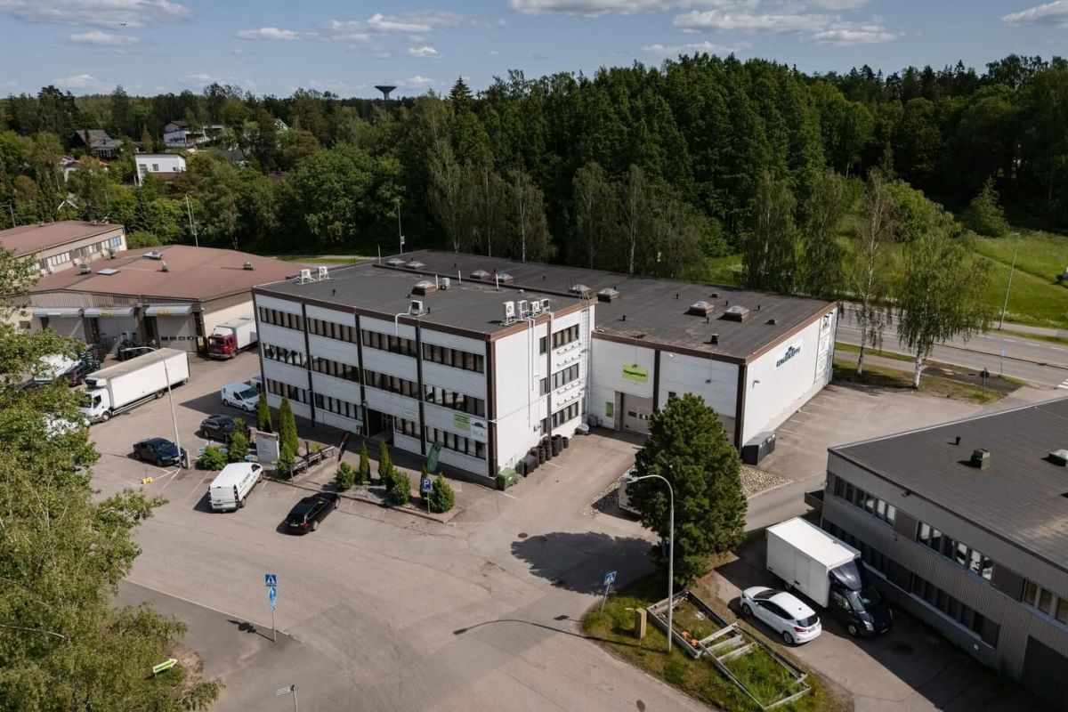 Vuokrataan valoisa 2. kerroksen toimistotila. Avonaisessa toimistoss on ilmanvaihto jäähdytyksella. Tilaan on mahdollist...