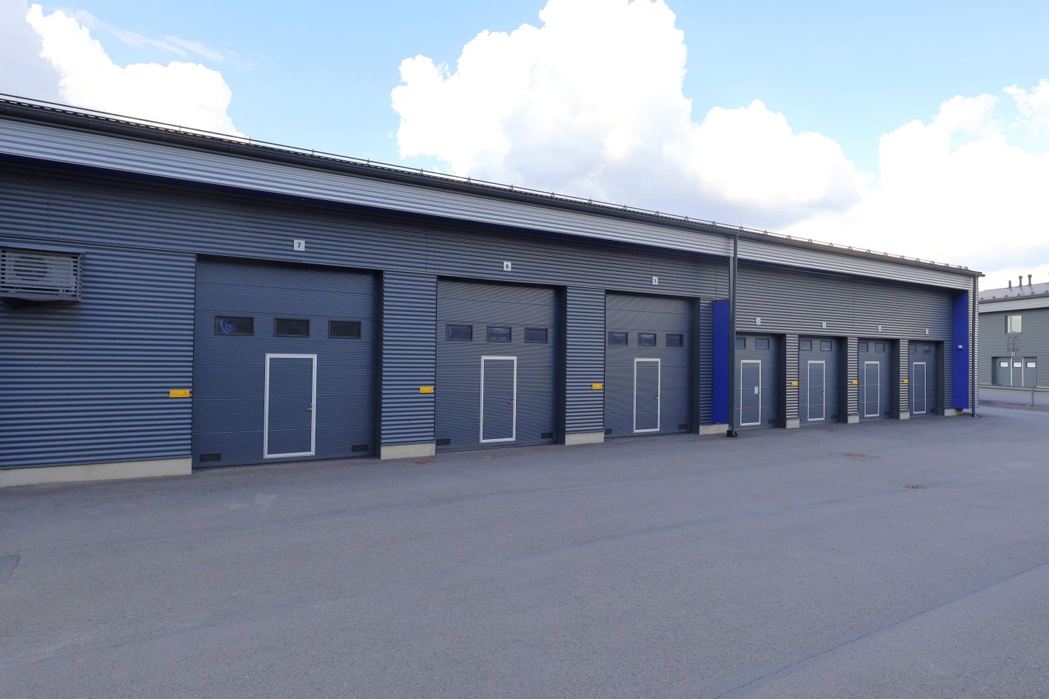 Vuokrataan loistavalta sijainnilta talliosake!Vuokrattavana siisti ja monikäyttöinen toimitila loistavalta sijainnilta Pirkkalasta. Tila soveltuu erinomaisesti esimerkiksi varastointi-, harraste- tai pienimuotoiseen tuotantokäyttöön.Tila on kooltaan 37m², ja siinä on sähköinen nosto-ovi, joka he...