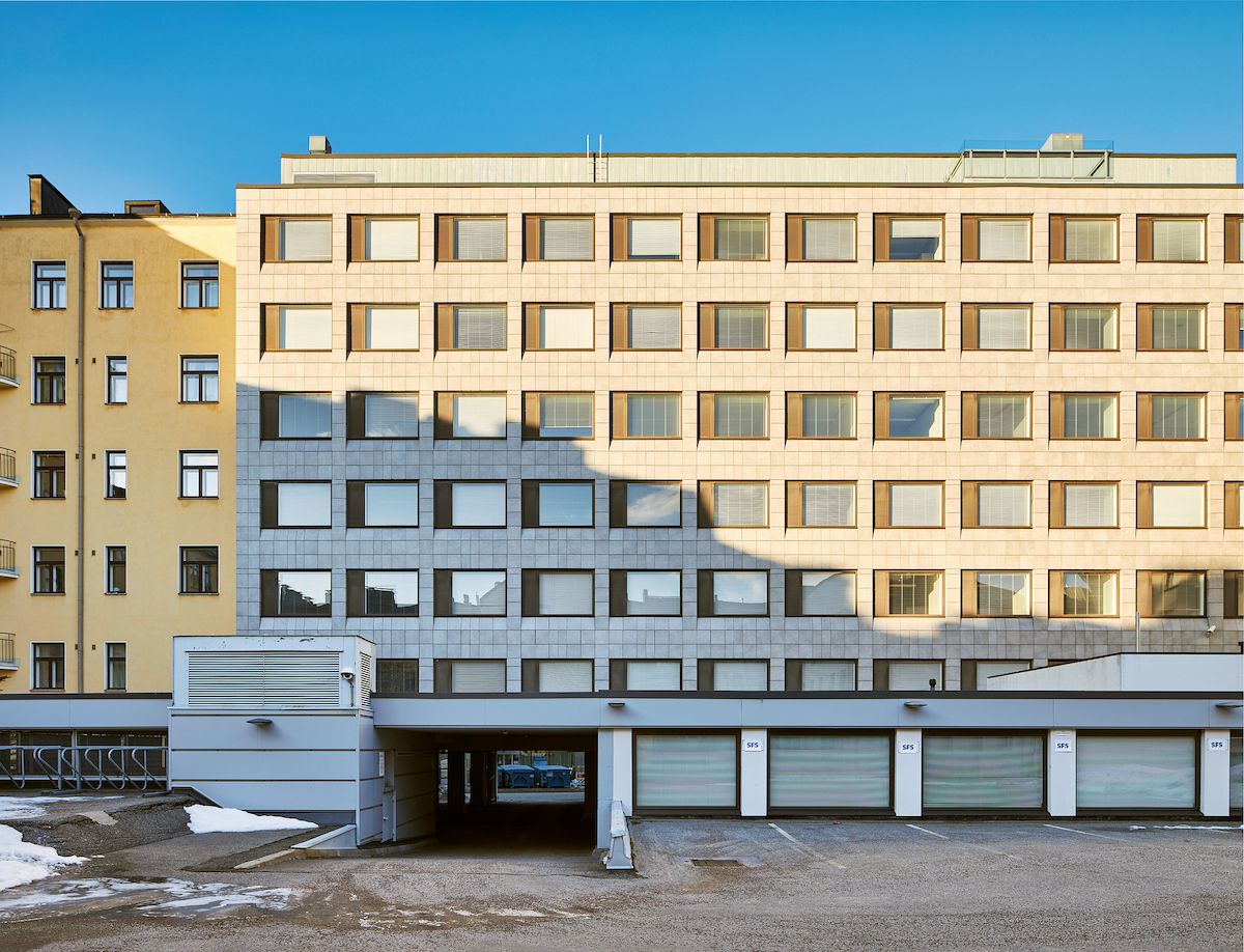 Kauppakeskus Kampin kupeessa sijaitseva toimistokiinteistö tarjoaa siistiä toimitilaa huippuluokan sijainnilla.