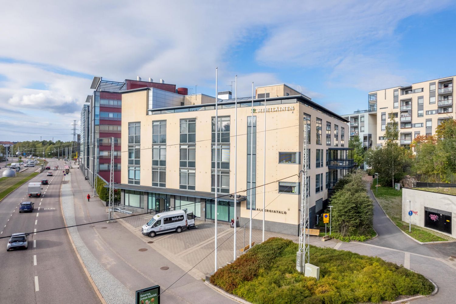 Raikkaita toimitiloja keskellä Helsingin Meilahtea