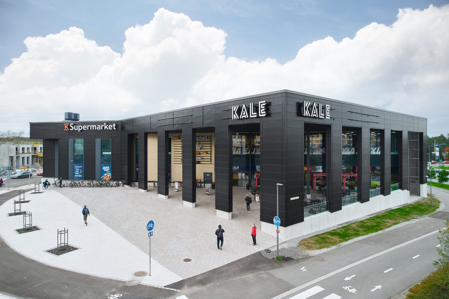 Modernia liiketilaa Tampereen Kalevassa, ratikkalinjan varrella