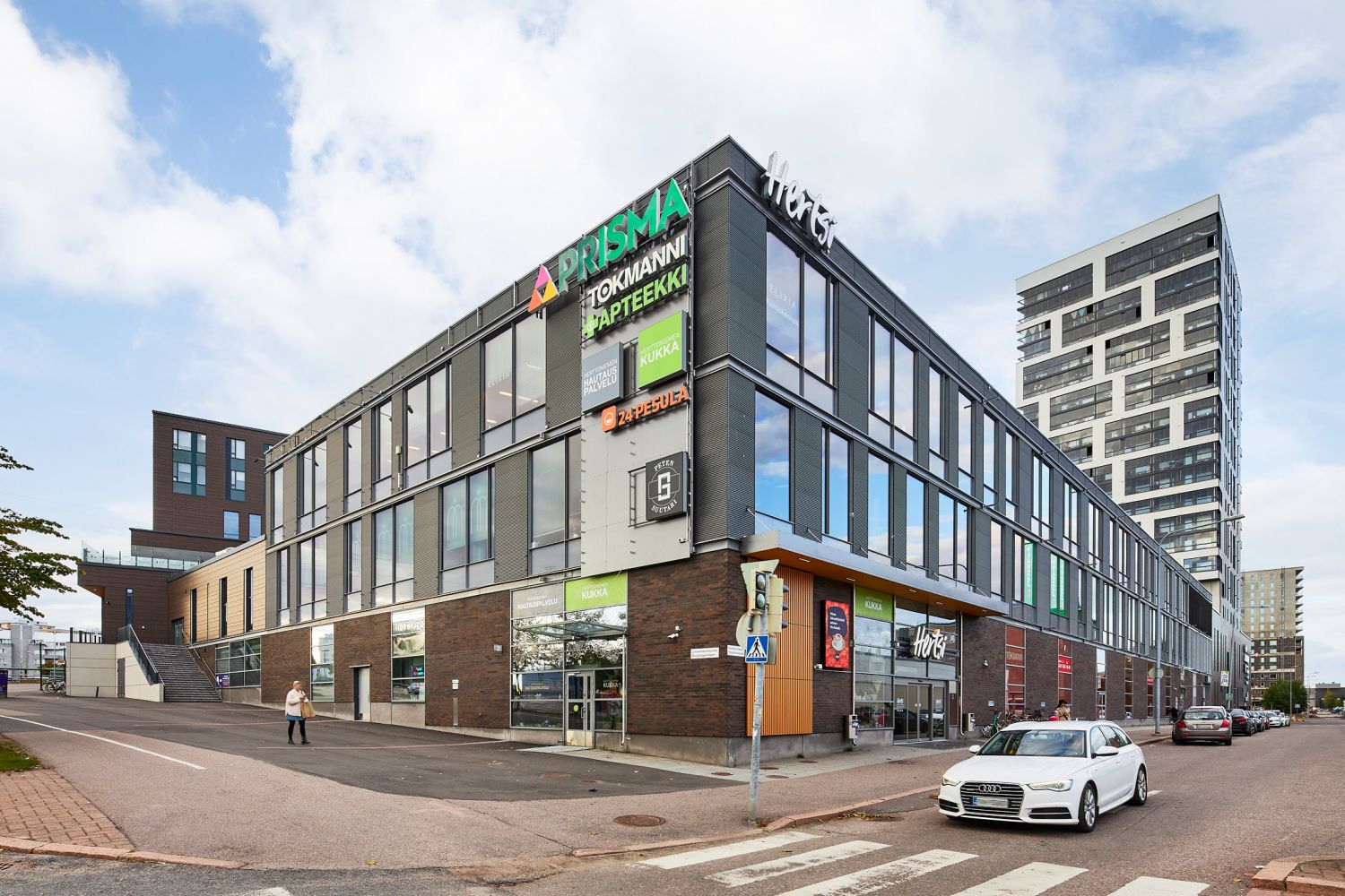 Kauppakeskus Hertsi on suosittu asiointi- ja kohtaamispaikka Helsingin Herttoniemen sydämessä, julkisen liikenteen keskipisteessä