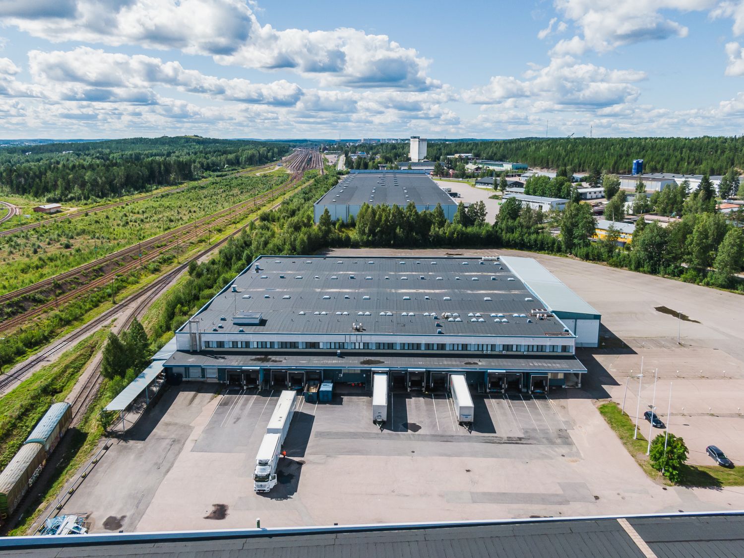 Vuokrataan 15 000 m&sup2; varastotilaa, joka on jaettavissa pienempiin lohkoihin alkaen 2 000 m&sup2;:st&auml; aina 15 000 m&sup2;:iin asti. Tila on selke&auml;pohjainen ja sen vapaa korkeus on 7 metri&auml;. Varastotilassa on 18 lastaustaskua, 3 isoa maantason nosto-ovea, ramppi ja oma junaraide la...