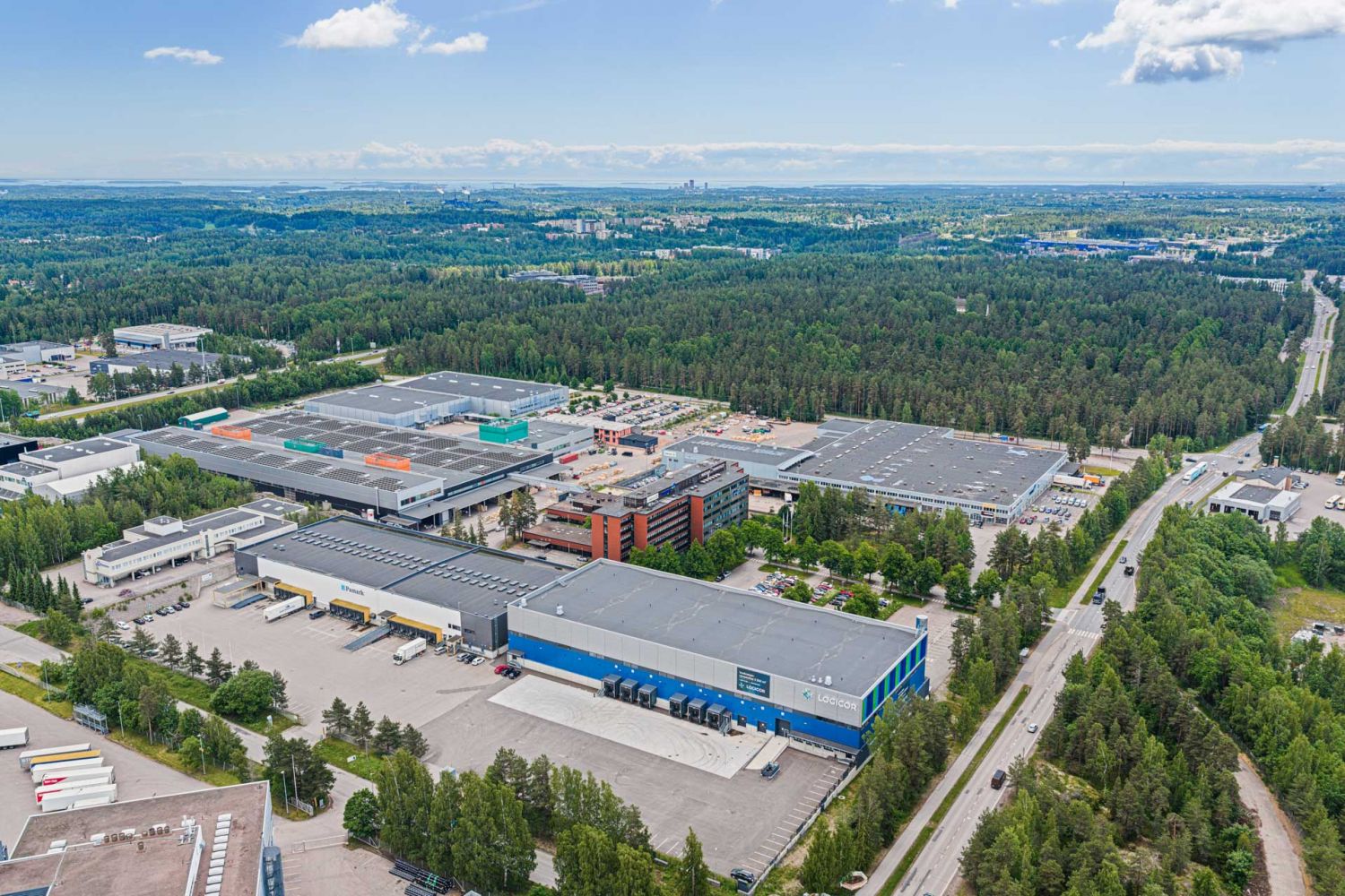 Vuokrattavana yhteens&auml; 3300 m&sup2; modernia varastotilaa, josta 2665 m&sup2; sijoittuu 1. kerrokseen ja 635 m&sup2; parvivaraston tilaan. Varaston vapaa korkeus on 12 ja parvivaraston 6 metri&auml;. Varastotilassa on 4 lastaustaskua, 2 nosto-oviaukkoa j&auml;tepuristimia varten sek&auml; sis&a...