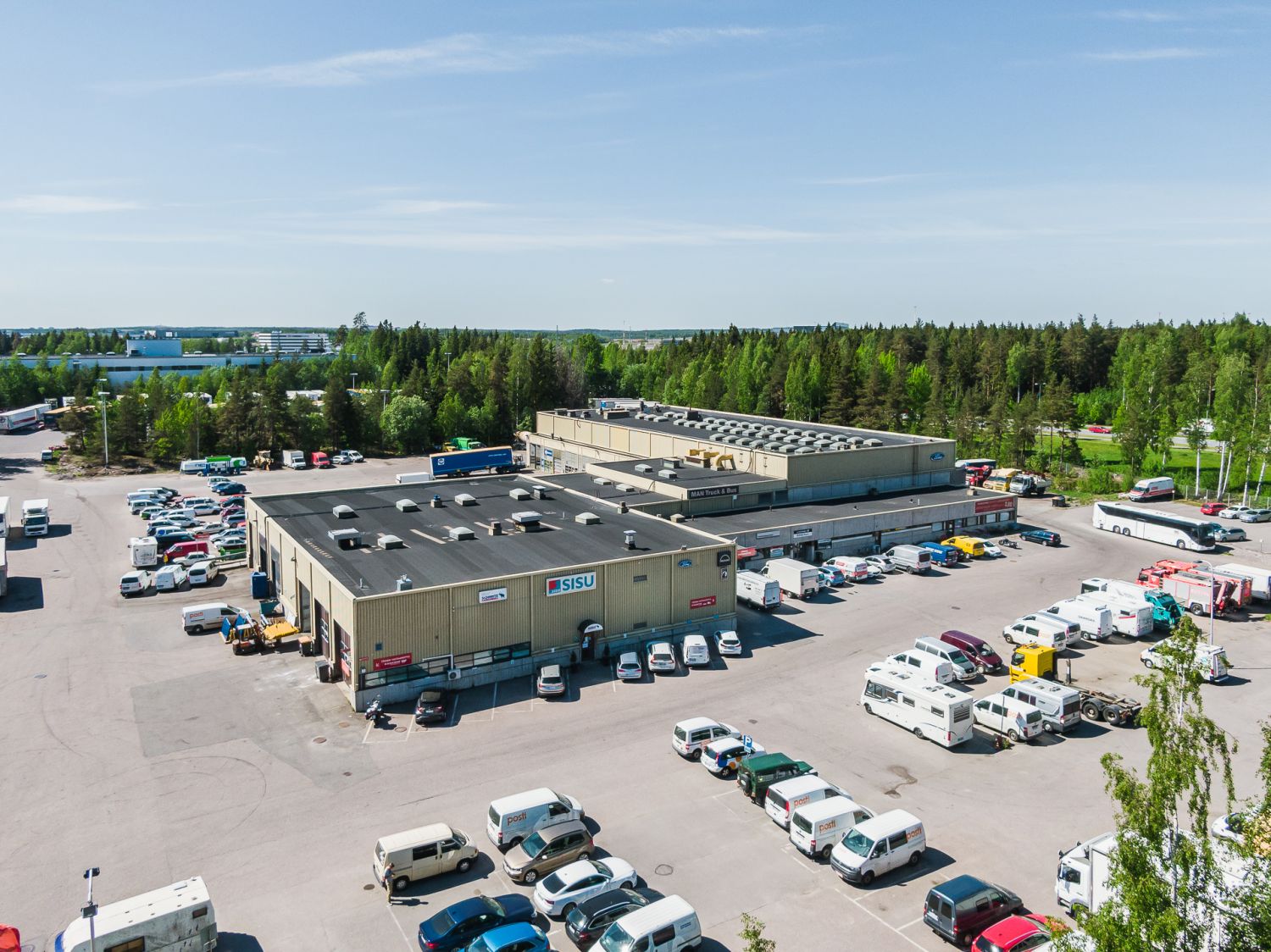 Vuokrattavana 4469 m&sup2; korjaamo-/varikko-/tuotantotilaa, johon kuuluu esimerkiksi varikkotoimintaan tai pihavarastointiin soveltuva iso piha-alue. Tilan korkeus on 4 metri&auml; ja kantavuus 2000 kg/m&sup2;. Tilassa on 34 nosto-ovea ja lastauslaituri. Tilaan kuuluu korjaamotilan lis&auml;ksi toi...