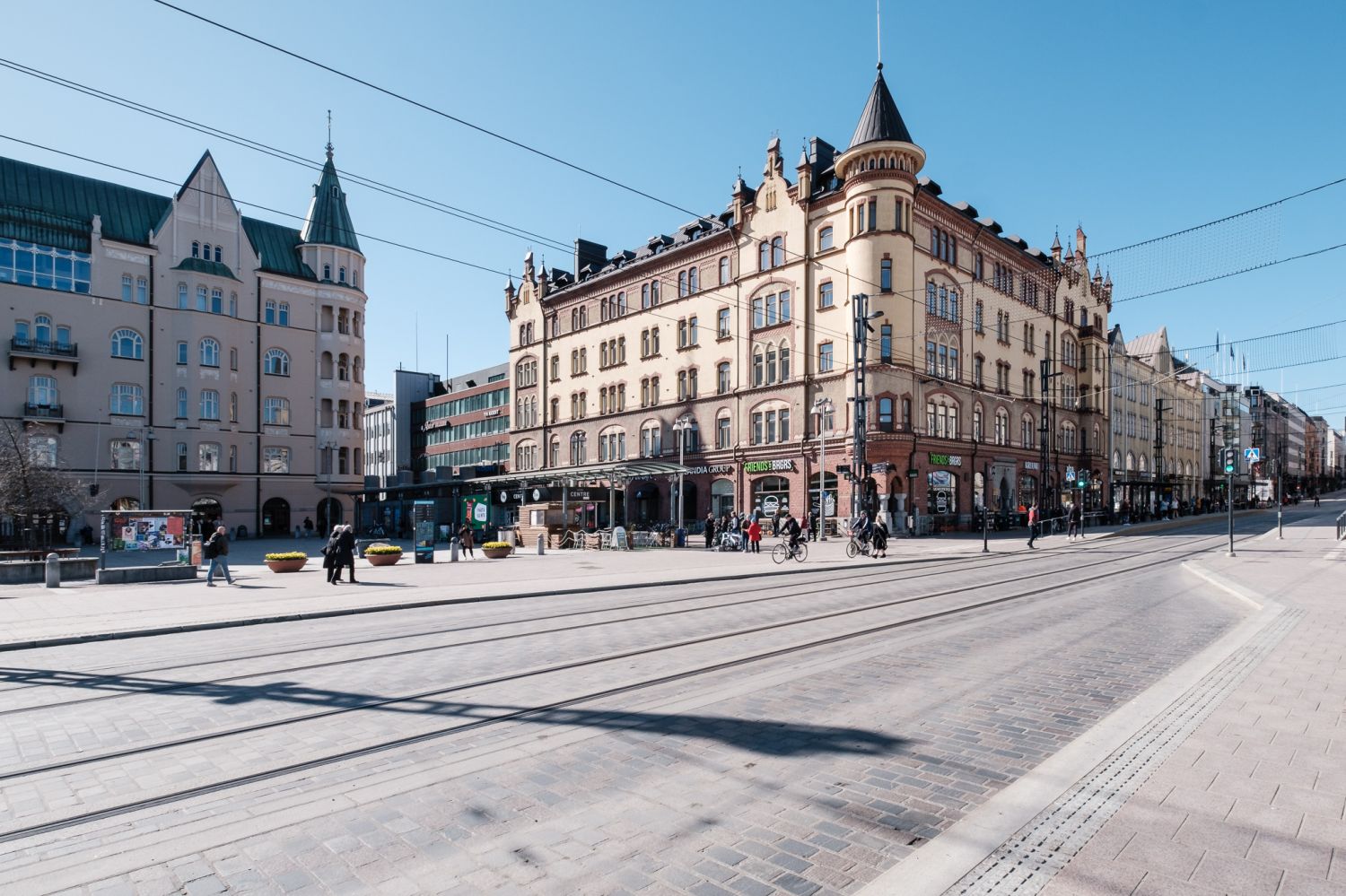 Arvostetun Commercen talon toisesta kerroksesta erittäin edustava toimistotila. 359m2. 

Sijainti ydinkeskustassa, Hämee...