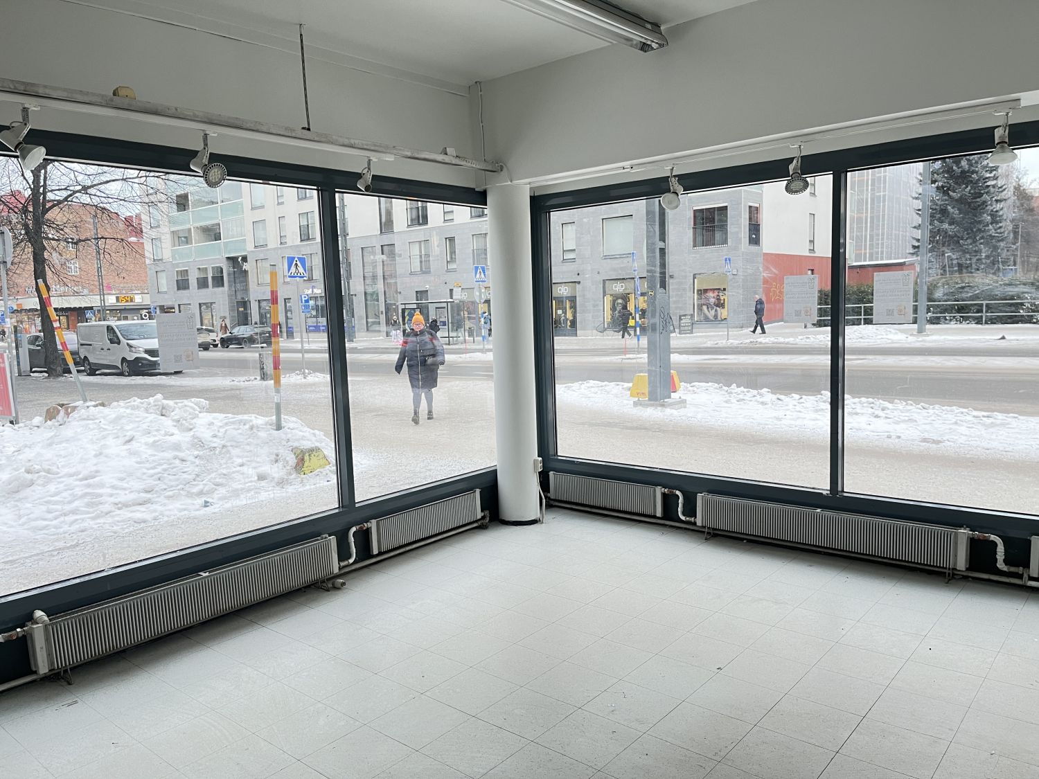 Nyt vapaana kompakti ja näkyvä liiketila Tammelasta! Isot näyteikkunat avautuvat kahteen suuntaan.