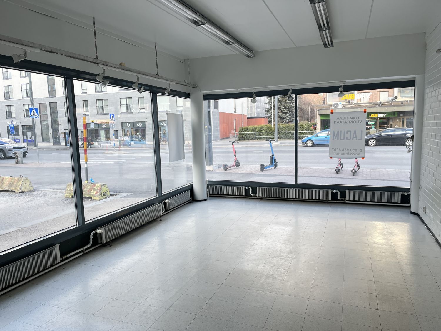 Nyt vapaana kompakti ja näkyvä liiketila Tammelasta! Isot näyteikkunat avautuvat kahteen suuntaan.