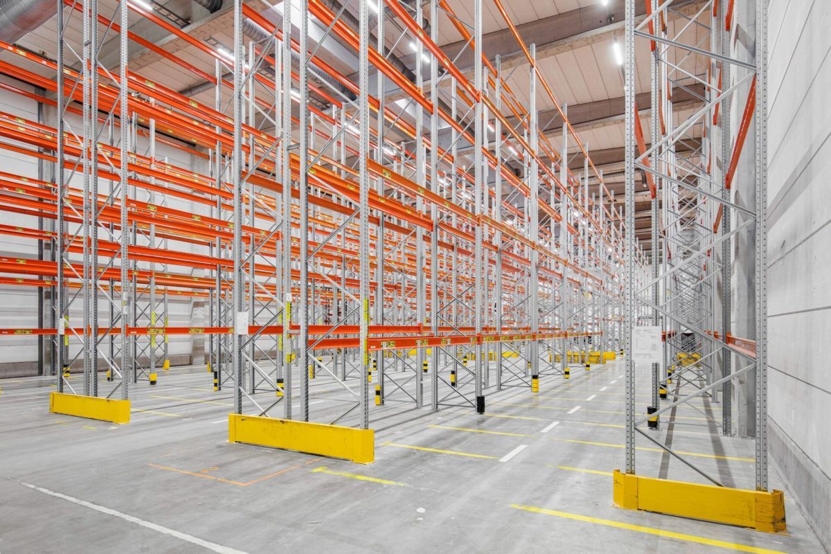 Vuokrataan tehokas varastotila Hakkilasta.Tilan vapaa korkeus n. 10 m. Kaksi lastaustaskua edessä ja lastauslait...