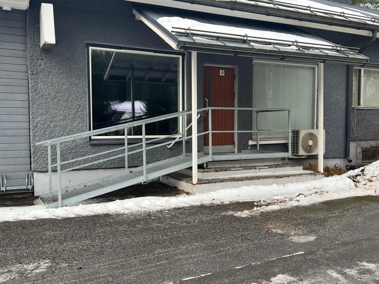 Valoisa 50 m² liiketila Turun Moisiossa. Kaksi näyteikkunaa, esteetön sisäänkäynti, WC ja takahuone. Alueella toiminut p...