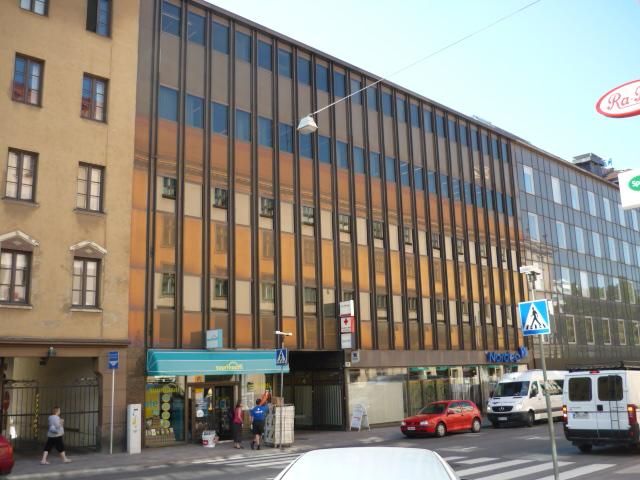 Neljännen kerroksen toimistotila aivan kauppatorin kulmalla. Huoneisto käsittää kolme työhuonetta, keittiön ja wc:n. Ikk...