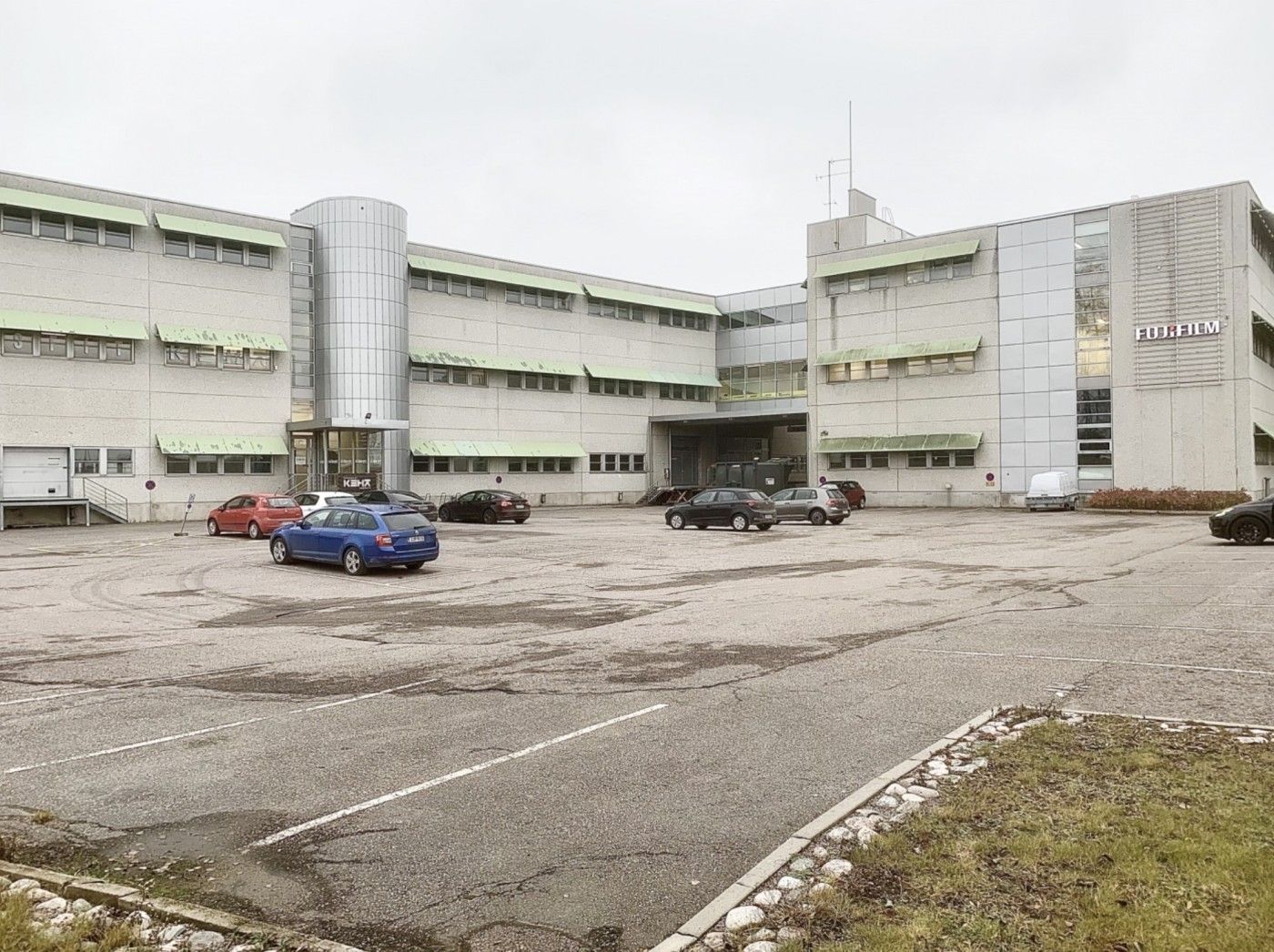 Tarjolla on 320 m2 käytännöllistä ja korkeaa varastotilaa Vantaan Varistossa, ensimmäisessä kerroksessa lastauslaiturita...