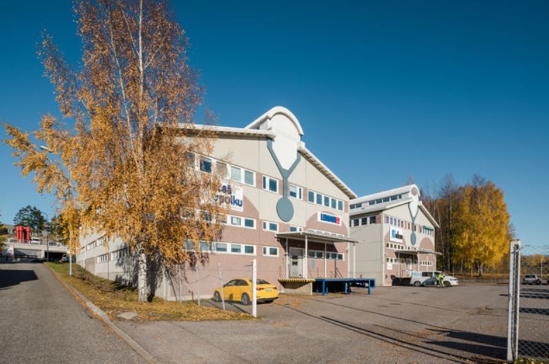 Heti vapaana hyväkuntoista ja viihtyisää monitoimitilaa, joka soveltuu toimistokäyttöön ja kevyeen tuotantoon sekä varastointiin. Toimitilaan on kätevä kulkuyhteys lastauslaiturilta ja leveät pariovet jotka mahdollistava sujuvan liikkumisen.Toimistotila on pääosin avotilaa (pohjakuva ei pidä enää ...