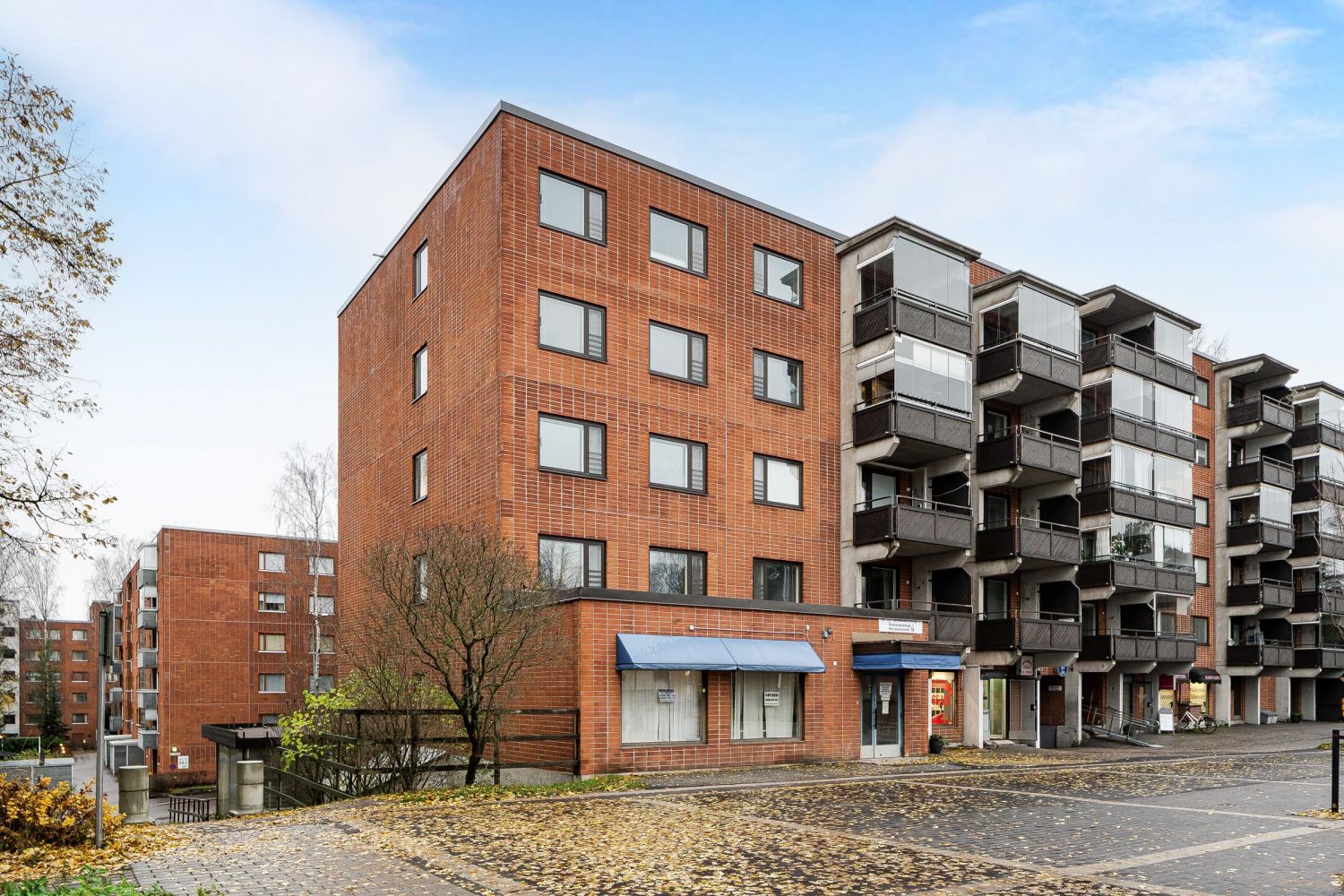 Tarjolla monikäyttöinen liikehuoneisto Helsingin Mellunmäessä.Tämä kahdessa tasossa sijaitseva tila tarjoaa monipuoliset mahdollisuudet eri toimialoille.Soveltuu erinomaisesti liike-, toimisto-, varasto- tai palvelukäyttöön.Katutasossa sijaitsee valoisa liike- ja toimistotila, jossa on suuret i...