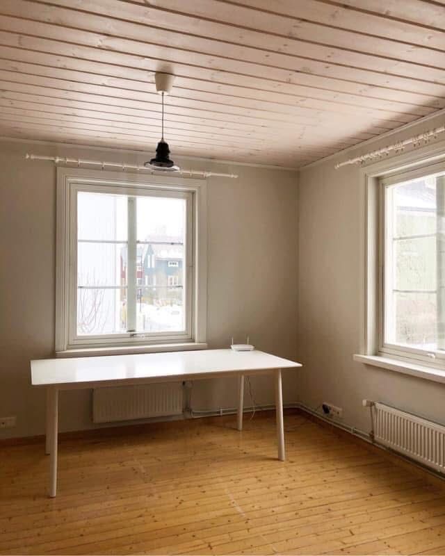 Kumpulassa omakotitalon alakerrassa tunnelmallisen kaunis ja toimiva tila työhuonekäyttöön.Tila on noin 35 neliötä, ilmava, valoisa ja arkipäivisin erittäin rauhallinen työskentelytila.