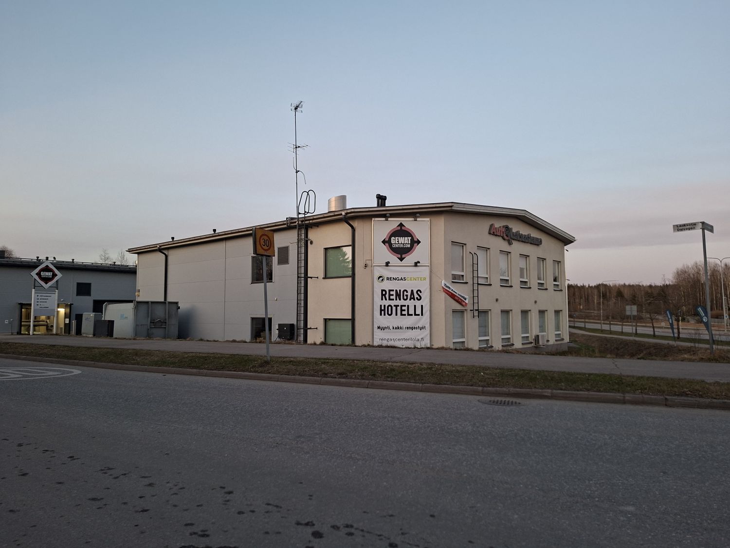 Näkyvällä paikalla toimitilaa Ilolassa!