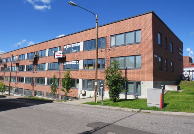 Myydään Helsingistä osoitteesta Niittyläntie 1, 136 m2 (104 m2 + VSS 32 m2, tila 10 ) suuruinen tuotanto-monitoimitila. Tila pitää sisällään varasto- ja hallitilaa ( väestönsuojatilan) sekä parvitoimistotilaa. Toimistotilaan myös erillinen sisäänkäynti katutasolta. Varastotilan eteen pääsee pakett...