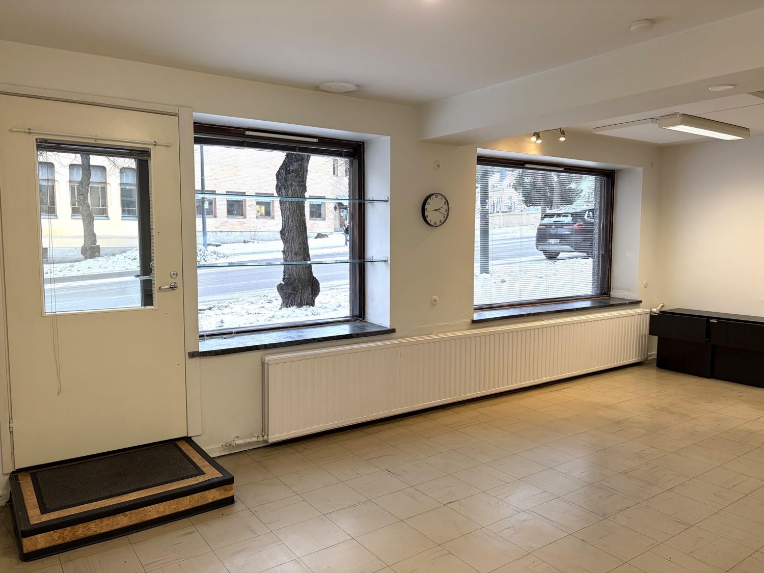 Tampereen keskustan kupeesta vilkkaan Satamakadun varrelta tämä katutason liiketila isoilla ikkunoilla on heti vapaa seu...